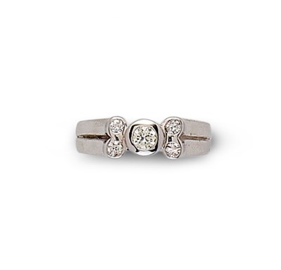 Lot 416 - DIAMOND RING