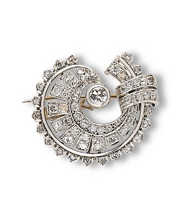 Lot 358 - ART DECO DIAMOND BROOCH, 1930s
