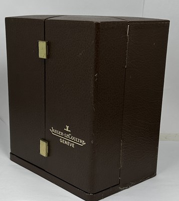 Lot 44 - JAEGER LECOULTRE, ATMOS VII 'EMBASSY': A SWISS GILT AND RED LACQUERED BRASS CLOCK, CIRCA 1978