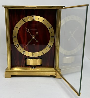 Lot 44 - JAEGER LECOULTRE, ATMOS VII 'EMBASSY': A SWISS GILT AND RED LACQUERED BRASS CLOCK, CIRCA 1978