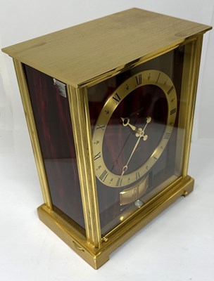 Lot 44 - JAEGER LECOULTRE, ATMOS VII 'EMBASSY': A SWISS GILT AND RED LACQUERED BRASS CLOCK, CIRCA 1978