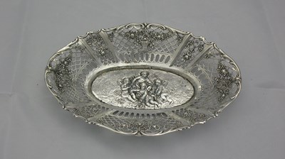 Lot 133 - A CONTINENTAL SILVER SWEETMEAT DISH