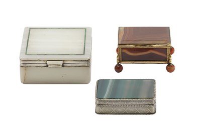 Lot 157 - A SILVER-GILT AND GREEN STAINED AGATE BOX