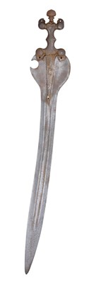 Lot 2 - A VERY RARE SOUTH INDIAN OR DECCAN SHORT SWORD, THE HILT 15TH/16TH CENTURY