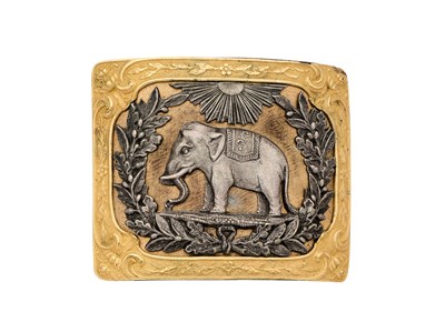 Lot 699 - A SMALL CURVED GILT PLATE WITH ORNATE EDGES