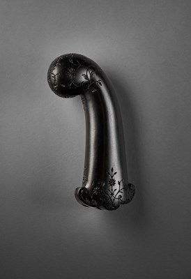 Lot 50 - A MUGHAL CARVED BLACK JADE DAGGER HILT, INDIA, 18TH CENTURY