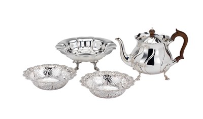 Lot 94 - AN EDWARDIAN SILVER TEAPOT