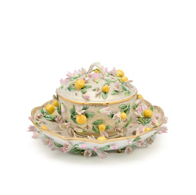 Lot 12 - A MEISSEN PORCELAIN BOWL (ECUELLE), COVER AND STAND, LATER 19TH CENTURY