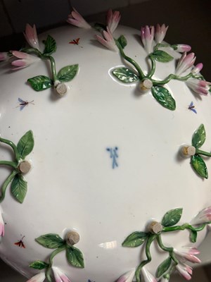 Lot 12 - A MEISSEN PORCELAIN BOWL (ECUELLE), COVER AND STAND, LATER 19TH CENTURY