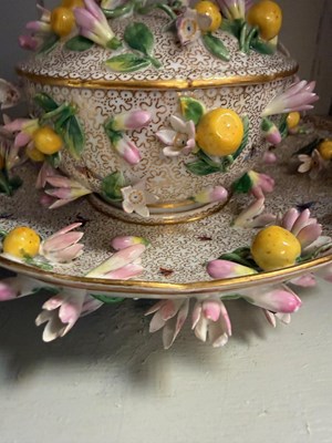 Lot 12 - A MEISSEN PORCELAIN BOWL (ECUELLE), COVER AND STAND, LATER 19TH CENTURY