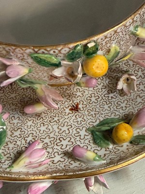 Lot 12 - A MEISSEN PORCELAIN BOWL (ECUELLE), COVER AND STAND, LATER 19TH CENTURY