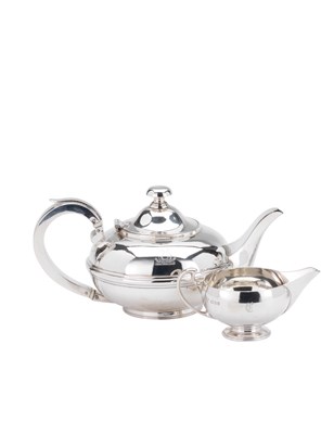 Lot 104 - A VICTORIAN SILVER TEAPOT