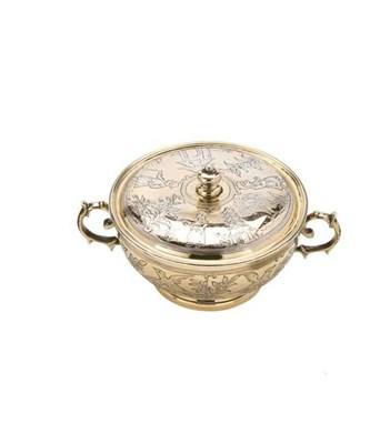 Lot 115 - A GEORGE V SILVER-GILT PORRINGER AND COVER