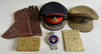 Lot 411 - AN ASSEMBLAGE OF 20TH CENTURY MILITARIA ITEMS