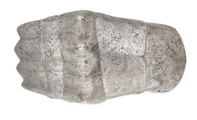 Lot 422 - A GAUNTLET IN THE 'GOTHIC' STYLE, 19TH/EARLY 20TH CENTURY