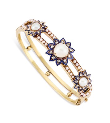 Lot 492 - HANCOCKS & CO: VICTORIAN, NATURAL PEARL, DIAMOND, GOLD AND ENAMEL HINGED BANGLE, 1890s
