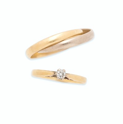 Lot 79 - A DIAMOND SINGLE STONE RING AND A DOUBLE BAND RING