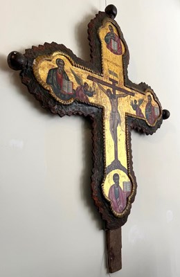 Lot 46 - A CRETAN SCHOOL CROSS, CIRCLE OF EMMANUEL LOMBARDOS (OR LAMPARDOS, 1567-1631), LATE 16TH CENTURY