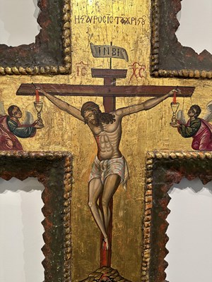 Lot 46 - A CRETAN SCHOOL CROSS, CIRCLE OF EMMANUEL LOMBARDOS (OR LAMPARDOS, 1567-1631), LATE 16TH CENTURY