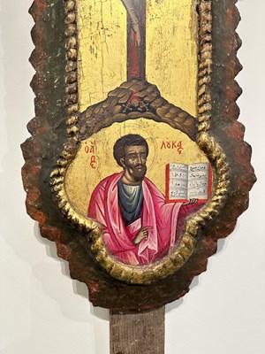 Lot 46 - A CRETAN SCHOOL CROSS, CIRCLE OF EMMANUEL LOMBARDOS (OR LAMPARDOS, 1567-1631), LATE 16TH CENTURY