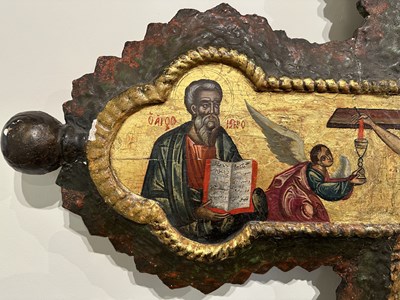 Lot 46 - A CRETAN SCHOOL CROSS, CIRCLE OF EMMANUEL LOMBARDOS (OR LAMPARDOS, 1567-1631), LATE 16TH CENTURY