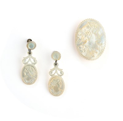 Lot 31 - GROUP OF TORTOISESHELL PIQUE WORK AND MOTHER-OF-PEARL JEWELLERY