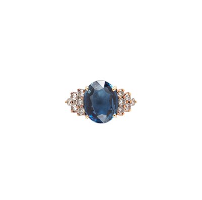 Lot 439 - SAPPHIRE AND DIAMOND RING