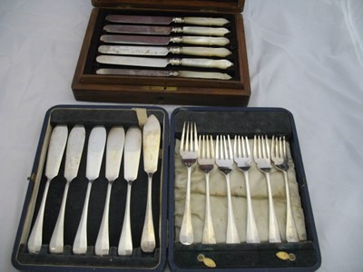 Lot 177 - A SET OF SIX GEORGE V SILVER FISH KNIVES AND SIX FORKS