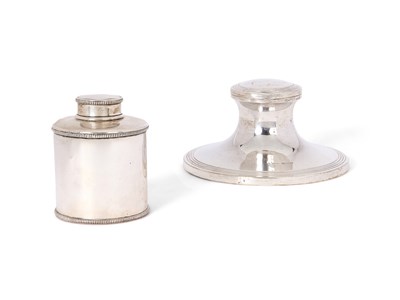 Lot 681 - AN EDWARDIAN SILVER INKWELL AND A GEORGE V SILVER TEA CADDY