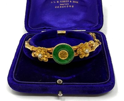 Lot 388 - GOLD, JADEITE AND SEED PEARL HINGED BANGLE, 1900s