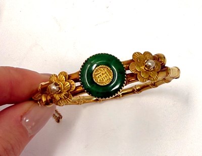 Lot 388 - GOLD, JADEITE AND SEED PEARL HINGED BANGLE, 1900s