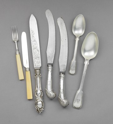 Lot 182 - A SET OF EIGHT GEORGE IV SILVER FRUIT FORKS AND SEVEN KNIVES