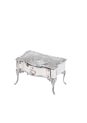 Lot 193 - AN EDWARDIAN SILVER NOVELTY TRINKET BOX