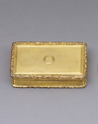 Lot 203 - A GEORGE III GILT COPPER SNUFF BOX