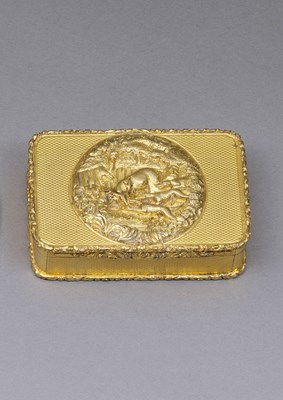 Lot 205 - A GEORGE III GILT COPPER SNUFF BOX