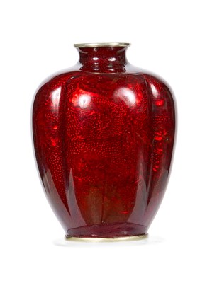 Lot 167 - A JAPANESE GINBARI AKASUKE 'PIGEON BLOOD' ENAMEL VASE BY HAYASHI KODENJI (1831-1915), MEIJI PERIOD
