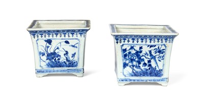 Lot 16 - A PAIR OF CHINESE BLUE AND WHITE SQUARE JARDINIERES, QIANLONG PERIOD (1736-95)