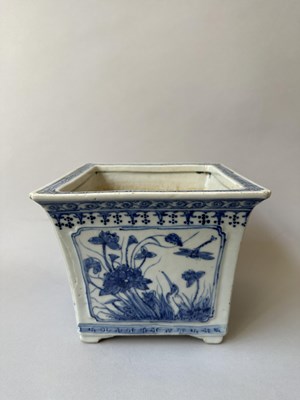 Lot 16 - A PAIR OF CHINESE BLUE AND WHITE SQUARE JARDINIERES, QIANLONG PERIOD (1736-95)