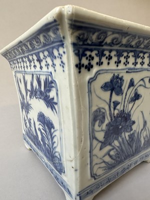Lot 16 - A PAIR OF CHINESE BLUE AND WHITE SQUARE JARDINIERES, QIANLONG PERIOD (1736-95)