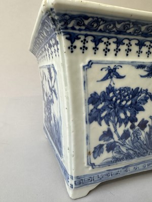 Lot 16 - A PAIR OF CHINESE BLUE AND WHITE SQUARE JARDINIERES, QIANLONG PERIOD (1736-95)