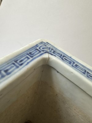 Lot 16 - A PAIR OF CHINESE BLUE AND WHITE SQUARE JARDINIERES, QIANLONG PERIOD (1736-95)