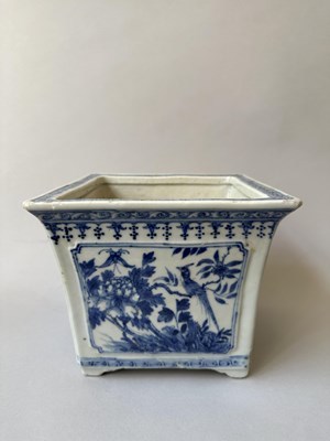 Lot 16 - A PAIR OF CHINESE BLUE AND WHITE SQUARE JARDINIERES, QIANLONG PERIOD (1736-95)