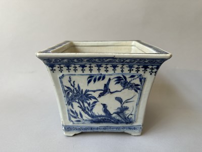 Lot 16 - A PAIR OF CHINESE BLUE AND WHITE SQUARE JARDINIERES, QIANLONG PERIOD (1736-95)