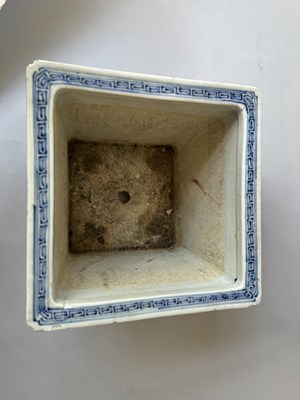 Lot 16 - A PAIR OF CHINESE BLUE AND WHITE SQUARE JARDINIERES, QIANLONG PERIOD (1736-95)