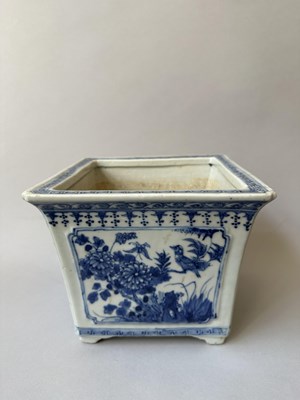 Lot 16 - A PAIR OF CHINESE BLUE AND WHITE SQUARE JARDINIERES, QIANLONG PERIOD (1736-95)