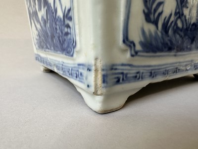 Lot 16 - A PAIR OF CHINESE BLUE AND WHITE SQUARE JARDINIERES, QIANLONG PERIOD (1736-95)