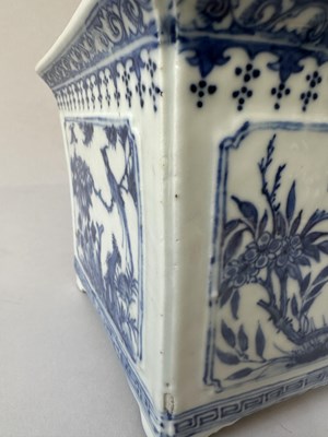 Lot 16 - A PAIR OF CHINESE BLUE AND WHITE SQUARE JARDINIERES, QIANLONG PERIOD (1736-95)