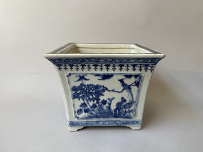 Lot 16 - A PAIR OF CHINESE BLUE AND WHITE SQUARE JARDINIERES, QIANLONG PERIOD (1736-95)