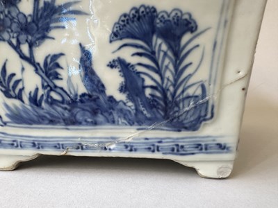 Lot 16 - A PAIR OF CHINESE BLUE AND WHITE SQUARE JARDINIERES, QIANLONG PERIOD (1736-95)