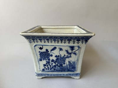 Lot 16 - A PAIR OF CHINESE BLUE AND WHITE SQUARE JARDINIERES, QIANLONG PERIOD (1736-95)